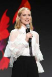 evan-rachel-wood-attends-disney-d23-expo-2019-at-anaheim-co[...].jpg