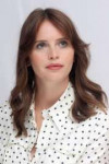 felicity-jones-at-the-aeronauts-press-conference-at-tiff-in[...].jpg