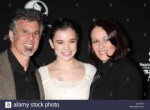 hailee-steinfeld-and-her-parents-pete-steinfeld-and-cheri-s[...].jpg