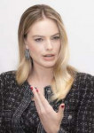 margot-robbie-bombshell-press-conference-photoshoot-more-ph[...].jpg