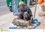 sri-lankan-old-poor-musician-street-scene-singer-who-singin[...].jpg