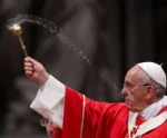 Pope-Francis-sprinkles-Holy-Water.jpg