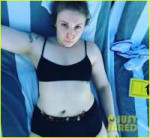 lena-dunham-puts-her-bikini-body-on-display-new-years-selfi[...].jpg