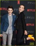 millie-bobby-brown-naoh-schnapp-hold-hands-at-stranger-thin[...].jpg