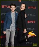 millie-bobby-brown-naoh-schnapp-hold-hands-at-stranger-thin[...].jpg