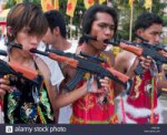 men-and-guns-at-the-bizarre-vegetarian-festival-phuket-thai[...].jpg