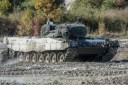 leopard-2-boevoi-tank-manevry-griaz-pole-dulo.jpg